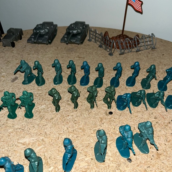 Lot of Vintage Army Men Plastic Soldiers / tanks / fence. 56 Men - Picture 3 of 3